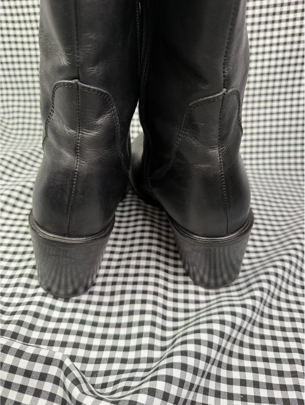 Seychelles sleek black